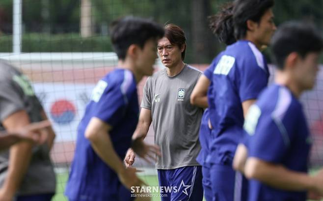 대한민국 축구 국가대표팀이 2026 북중미월드컵 A조 예선 멕시코전을 하루 앞두고 17일 멕시코 과달라하라 치바스 베르데 바예에서 훈련을 진행했다. 홍명보 감독이 상념에 잠긴 채 선수들의 훈련을 바라보고 있다. /사진=김진경 대기자