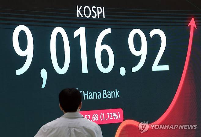 코스피 9000 돌파 (서울=연합뉴스) 한종찬 기자 = 코스피가 사상 처음으로 9000선을 돌파했다. 지난달 8000포인트에 도달한 지 약 한달 만이다. 18일 서울 중구 하나은행 딜링룸에서 딜러들이 업무를 보고 있다. 2026.6.18 saba@yna.co.kr