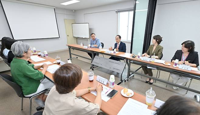 추경호 대구시장 당선인이 지난 15일 여성인권단체인 대구 여성의 전화 관계자들과 만나 간담회를 하고 있다. <민선 9기 대구시장직 인수위 제공>