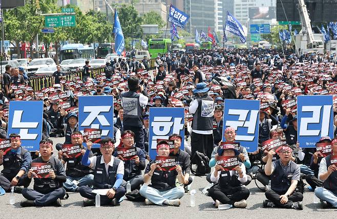 10일 서울 종로구 광화문광장 인근에서 열린 전국금속노동조합(금속노조) 1만 간부 결의대회에서 참가자들이 손팻말을 들고 있다. / 사진=연합뉴스