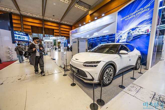 지난 3월 서울 코엑스에서 열린 ‘인터배터리 2026’에 전시된 전기차. 전기차 한 대에 희토류 자석이 2~5kg 들어간다. 사진=최준필 기자