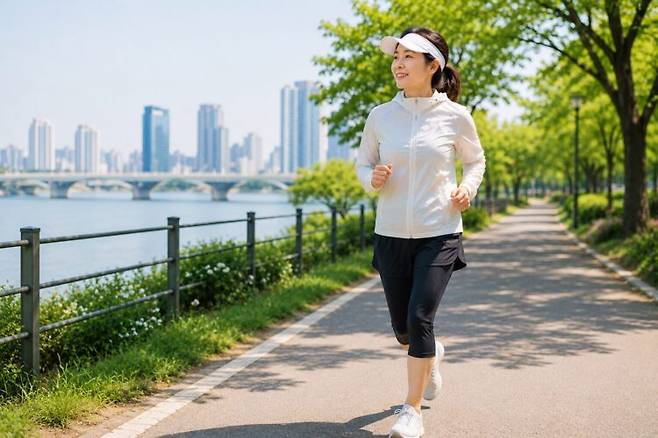 슬로 조깅은 옆 사람과 대화할 수 있을 정도의 속도를 유지하는 것이 가장 중요하다. 걷기는 일반적으로 시속 4~6km 정도인데 슬로 조깅은 이보다 약간 빠른 수준이다. 숨이 가쁘거나 말하기 어려우면 속도를 줄이는 것이 좋다. 사진=GPT생성