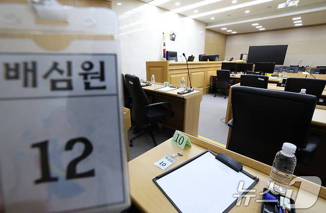 이화영 전 경기도 평화부지사의 이른바 '연어 술파티' 위증 등 혐의 사건 국민참여재판을 사흘 앞둔 5일 국민참여재판이 열릴 경기 수원시 영통구 수원지방법원 204호 대법정이 언론에 공개되고 있다. 이 전 부지사 국민참여재판은 오는 8일부터 19일까지 주말을 제외한 10일간, 역대 최장기 국민참여재판에 들어갈 예정이다. 2026.6.5 ⓒ 뉴스1 김영운 기자