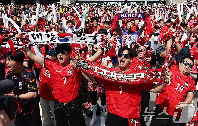 축구국가대표팀 공식 서포터즈 붉은악마를 비롯한 시민들이 19일 오전 서울 종로구 광화문광장에서 2026 북중미월드컵 A조 조별리그 2차전 대한민국과 멕시코의 경기를 화면으로 지켜보며 거리 응원을 펼치고 있다. 2026.6.19 ⓒ 뉴스1 김민지 기자