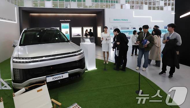 5일 서울 강남구 코엑스에서 개막한 ‘인터배터리 2025’ SK온 부스를 찾은 관람객이 현대 전기차 아이오닉9을 살펴보고 있다. 올해로 13회를 맞이하는 역대 최대규모의 배터리 전문 전시회인 이번 전시는 688개사 2330부스 규모로 7일까지 3일동안 개최된다. 2025.3.5 ⓒ 뉴스1 박세연 기자