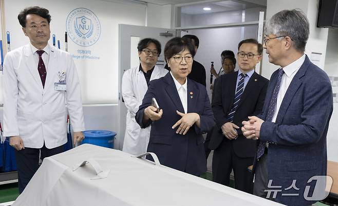 정은경 보건복지부 장관은 19일 경남 진주의 경상국립대병원에서 '지역의사제 현장 타운홀 미팅'을 열어 제도 시행에 대한 의과대학의 준비 상황과 교육·수련 여건을 점검하는 한편 의학교육계와 전공의·의대생의 정책 제언을 들었다.(보건복지부 제공)