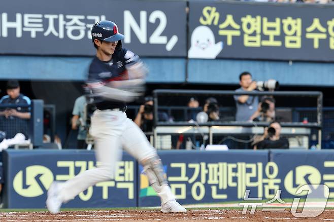 20일 오후 서울 송파구 잠실야구장에서 열린 프로야구 '2025 신한 SOL뱅크 KBO 리그' 롯데 자이언츠와 LG트윈스의 경기에서 4회초 롯데 공격 2사 주자 만루 상황 전민재가 타격하고 있다. 2025.7.20 ⓒ 뉴스1 이승배 기자