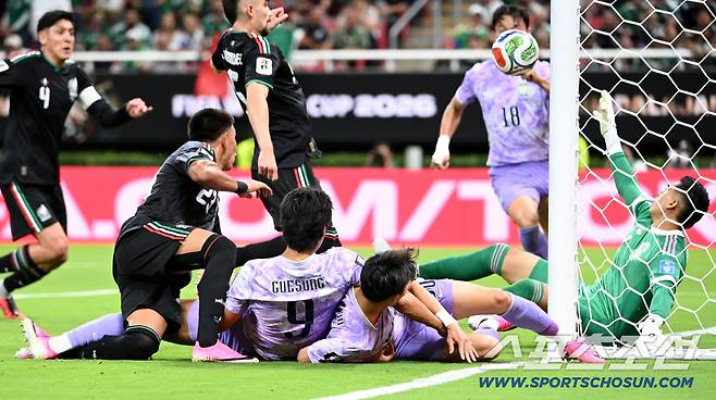 19일(한국시각) 멕시코 과달라하라 사포판의 에스타디오 과달라하라에서 열린 2026 북중미월드컵 대한민국과 멕시코의 경기. 조규성과 오현규의 슛팅이 상대 골키퍼의 선방에 막히고 있다. 사포판(멕시코)=허상욱 기자wook@sportschosun.com/2026.06.19/