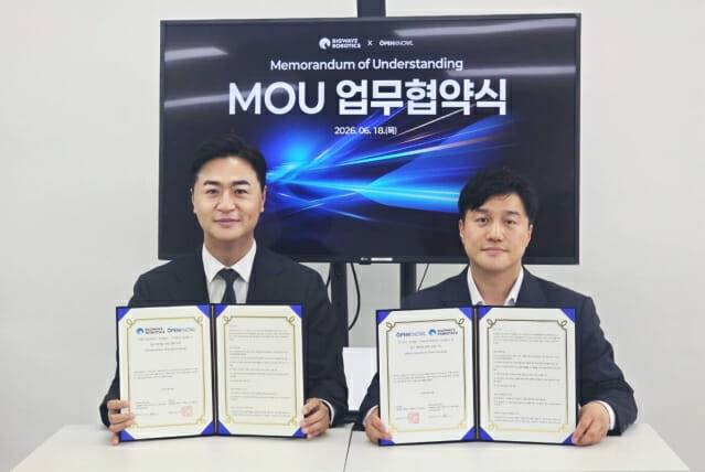 권인택 오픈놀 대표(오른쪽)와 김민교 빅웨이브로보틱스 대표가 협력을 위한 MOU를 맺고 있다.