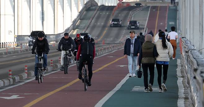 2024년 2월 서울 반포 한강공원에서 시민들이 자전거를 타고 있는 모습. 기사와는 관련 없음. /뉴스1