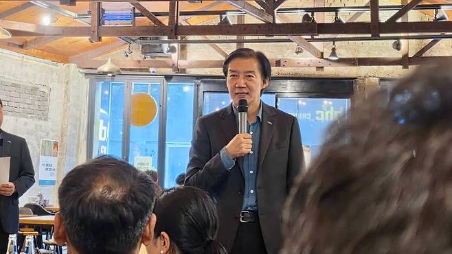조국 전 조국혁신당 대표가 18일 광주에서 열린 조국혁신당 6·3 지방선거 완주자 간담회에서 참석자들에게 발언하고 있다. (본인 페이스북)
