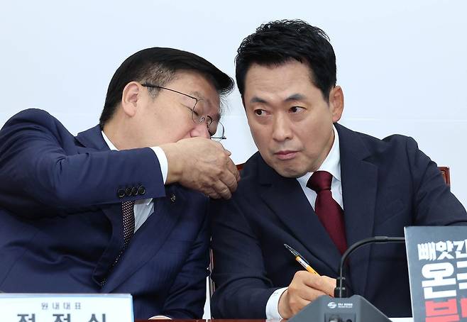 장동혁 국민의힘 대표(오른쪽)와 정점식 원내대표가 18일 국회에서 열린 최고위원회의에서 대화하고 있다. 임현동 기자.