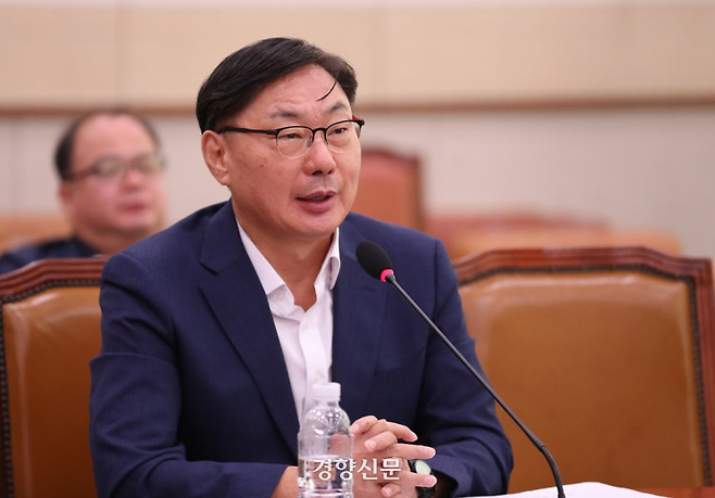 이화영 전 경기도 평화부지사가 2024년 10월 국회 법제사법위원회에서 열린 대북송금 수사 검사 탄핵 청문회에서 의원 질의에 답변하고 있다. 박민규 선임기자