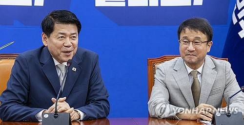 민주당 한병도 원내대표 예방해 인사말 하는 조국혁신당 김준형 원내대표 (서울=연합뉴스) 황광모 기자 = 조국혁신당 김준형 신임 원내대표(왼쪽)가 19일 국회에서 취임 인사차 민주당을 방문해 더불어민주당 한병도 원내대표에게 인사말을 하고 있다. 2026.6.19 hkmpooh@yna.co.kr