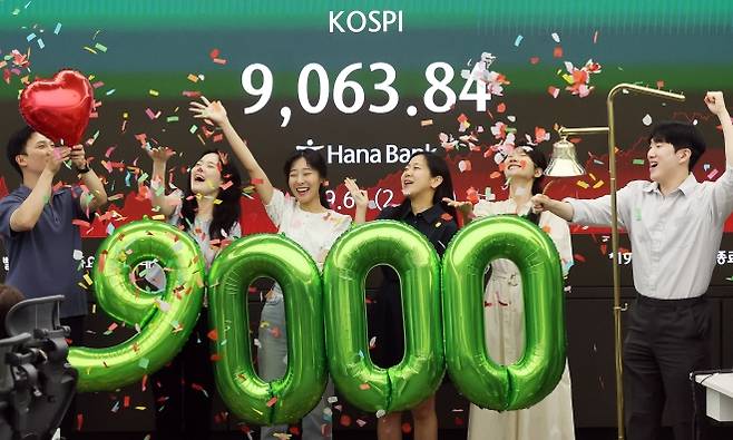 코스피가 사상 처음으로 종가 기준 9000선을 돌파한 18일 서울 중구 하나은행 본점 딜링룸에서 직원들이 축하 세리머니를 하고 있다. 이날 코스피는 199.60포인트(2.25%) 오른 9063.84로 마감했다. 홍윤기 기자