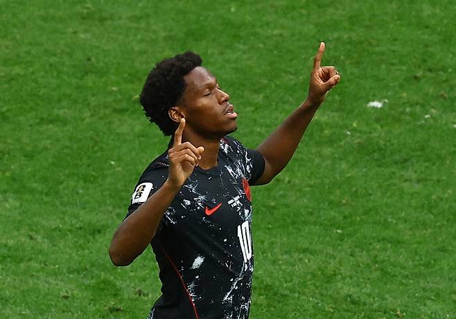 캐나다 축구대표팀 조너선 데이비드가 18일(현지 시간) 캐나다 밴쿠버의 BC 플레이스 밴쿠버에서 열린 국제축구연맹 2026 북중미 월드컵 조별리그 B조 2차전 카타르와의 경기에서 해트트릭을 달성한 후 세레머니를 하고 있다. 로이터연합뉴스