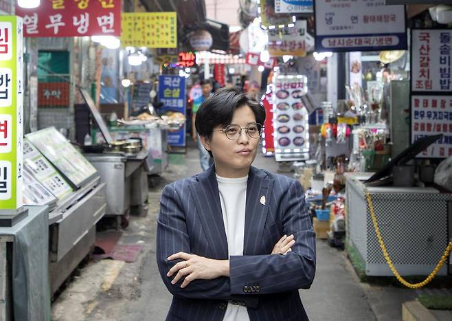 6월1일 한국을 방문한 양솽쯔 작가가 서울 남대문 시장을 배경으로 포즈를 취하고 있다. ⓒ마티스블루 제공