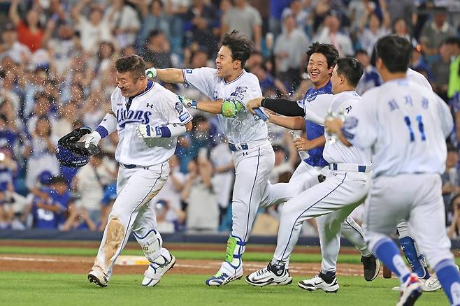 18일 키움전 직후 동료들의 축하를 받는 최형우(맨 왼쪽). /사진=삼성 라이온즈