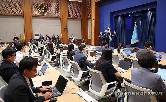G7 정상회의·유럽순방 결과 직접 브리핑하는 이재명 대통령 (서울=연합뉴스) 김도훈 기자 = 이재명 대통령이 19일 청와대 춘추관에서 G7참석·유럽순방 결과 브리핑을 하고 있다. 2026.6.19 superdoo82@yna.co.kr