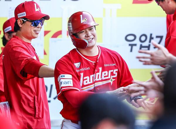 3홈런을 터뜨린 김재환(사진=SSG)