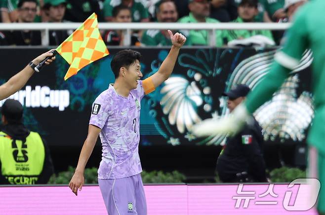 대한민국 축구국가대표팀 손흥민이 18일(현지시간) 멕시코 과달라하라 스타디움에서 열린 2026 북중미 월드컵 A조 조별리그 2차전 대한민국과 멕시코의 경기에서 엄지 손가락을 치켜들고 있다. 2026.6.19 ⓒ 뉴스1 박지혜 기자