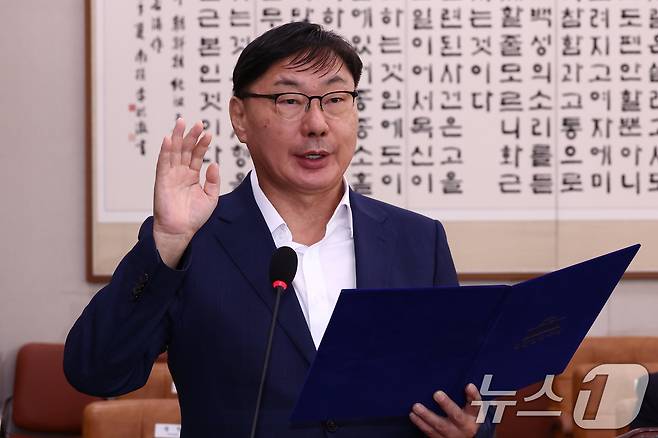 이화영 전 경기도 평화부지사가 2일 오전 서울 여의도 국회 법제사법위원회에서 열린 박상용 수원지검 부부장검사 탄핵소추사건 조사 청문회에 출석, 증인 선서를 하고 있다. 2024.10.2 ⓒ 뉴스1 김민지 기자