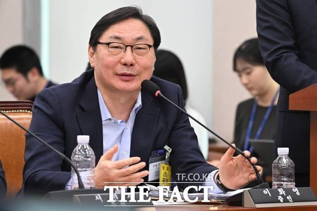 여야는 20일 이화영 전 경기도 평화부지사의 이른바 '연어 술파티' 의혹과 관련한 위증 혐의가 유죄라는 법원 판단이 나오자 상반된 입장을 보였다. 이 전 지사는 국회에서 이른바 연어 술파티 의혹을 제기한 위증 혐의로 기소돼 이날 1심에서 징역 4개월을 선고받았다. /김성렬 기자