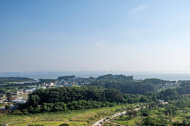 '매향리평화기념관'에서 내려다 본 남쪽 풍경. / 김종연 영상미디어 기자