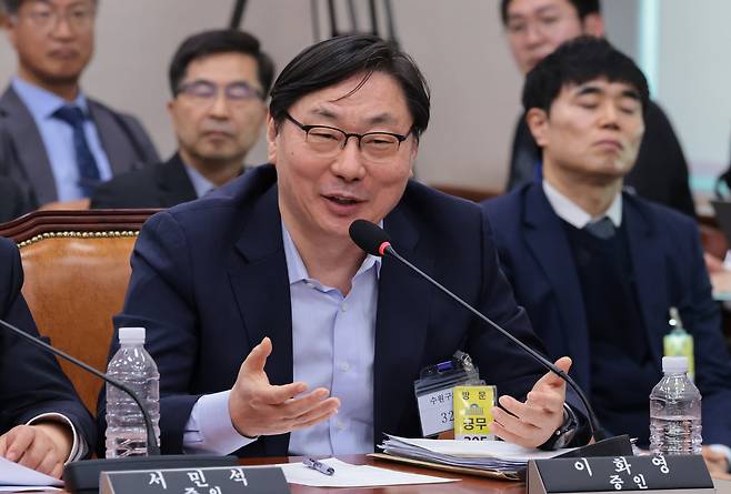 이화영 전 경기도 평화부지사가 지난 4월 서울 여의도 국회 윤석열정권정치검찰조작기소의혹사건진상규명국정조사특별위원회에서 열린 쌍방울 대북송금 조작기소 의혹 사건 청문회에서 의원들 질의에 답하고 있다. /남강호 기자