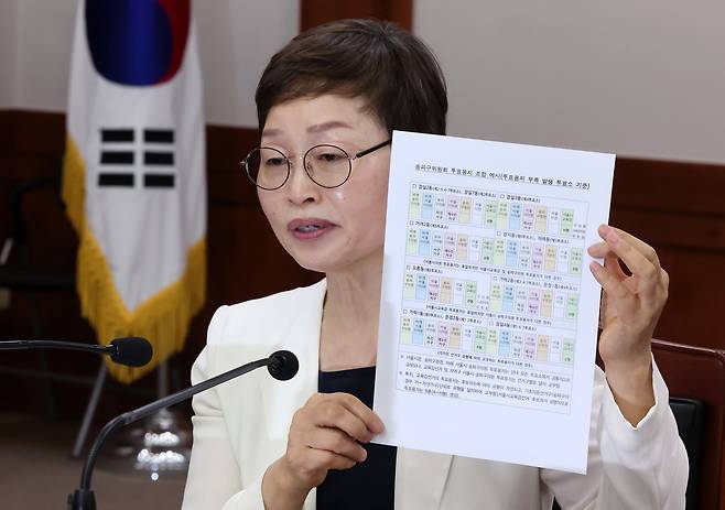 투표용지 부족 사태를 조사해온 중앙선거관리위원회 진상규명위위원회 조현욱 위원장이 19일 경기 과천시 중앙선관위에서 최종 조사 결과를 발표하고 있다. 진상규명위는 이날 노태악 전 중앙선관위원장, 위철환 상임위원(위원장 직무대행) 등에 대해 수사 의뢰를 권고했다. /뉴스1