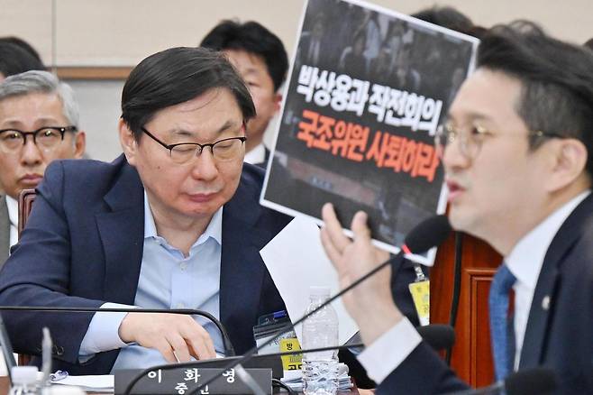 이화영(오른쪽) 전 경기도 평화부지사와 서민석 변호사가 14일 국회에서 열린 '윤석열 정권 정치검찰 조작기소 의혹 사건 진상규명 국정조사특별위원회'에 출석해 전용기 더불어민주당 의원이 준비한 박상용 검사 규탄 발언을 듣고 있다. 민경석 기자
