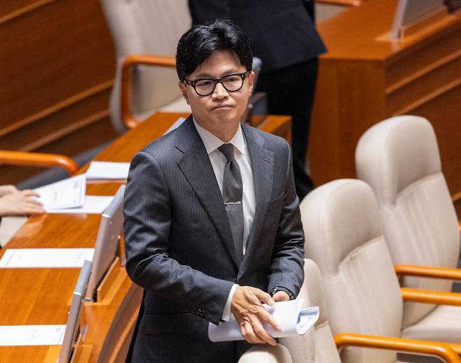 무소속 한동훈 의원이 18일 국회에서 열린 6월 임시국회 3차 본회의에 참석해 국회의장 산회 선포 후에 뒤 이동하고 있다. 연합뉴