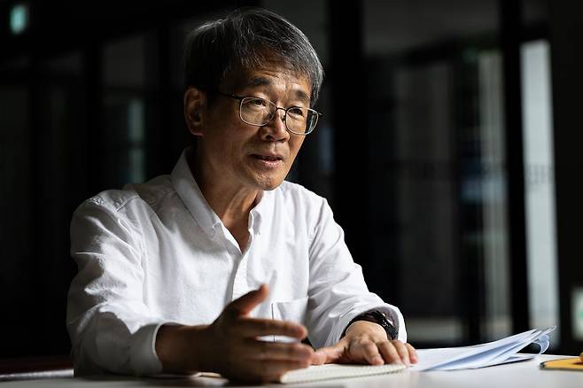 통계학자 허명회 고려대 명예교수는 16일 인터뷰에서 “‘쌍둥이 득표’를 놓고 끝까지 싸울 순 없다. 서로 가짜 틀을 가지고 하는 이야기니까”라며 “그래서 재검표 해보자는 것”이라고 말했다. 그는 ‘통계적으로 불가능’이란 취지의 부정선거 주장에 대해 가능하다는 반박 글을 올렸다. 김정훈 기자