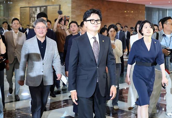 부산 북갑 국회의원 보궐선거에서 당선된 무소속 한동훈 의원이 지난 5일 국회에서 열린 본회의에 참석하기 위해 입장하고 있다. 연합뉴스