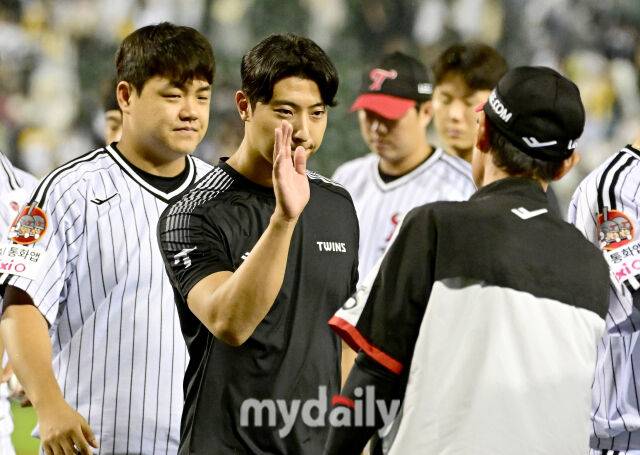 LG 이정용이 3-2로 승리한 뒤 기뻐하고 있다./잠실=유진형 기자