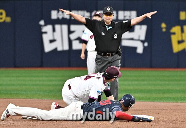 20일 오후 서울 고척스카이돔에서 진행된 '2026 프로야구 KBO리그' 키움히어로즈와 롯데자이언츠의 경기. 롯데 레이예스가 3회초 1사 1,3루서 한동희의 안타때 2루에서 세이프 되고 있다./송일섭 기자