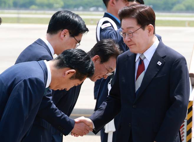G7 정상회의와 유럽 순방을 마치고 귀국한 이재명 대통령이 18일 성남 서울공항에서 환영나온 더불어민주당 정청래 대표와 인사하고 있다. 연합뉴스