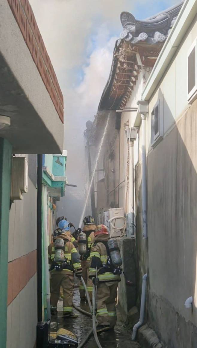 20일 오후 4시 15분쯤 대구 남구 대명동 주택가에서 불이 났다. 대구소방안전본부 제공