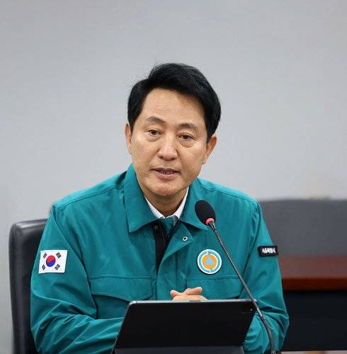 5선에 성공해 시장 직무에 복귀한 오세훈 서울시장이 6월 4일 서울시청 기획상황실에서 여름철 대책 특별점검회의를 주재하고 있다. 뉴시스