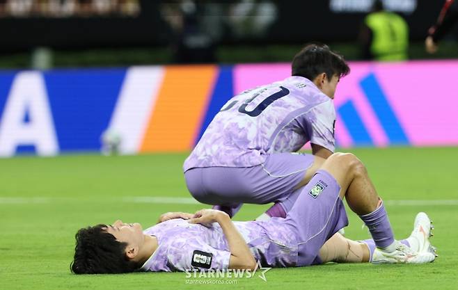 2026 북중미월드컵 A조 예선 대한민국 대 멕시코 경기가 19일(한국 시간) 멕시코 과달라하라 에스타디오 아크론에서 열렸다. 황인범과 양현준이 멕시코에 0-1로 패하자 아쉬워하고 있다./사진=김진경 대기자
