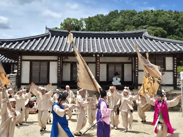 ▲사계문화제에서 전통 민속놀이인 왕대 백중놀이가 펼쳐지고 있다. 흥겨운 농악 장단에 맞춰 참가자들이 고택 마당을 누비며 조상들의 공동체 정신과 삶의 흥을 생생하게 재현하고 있다. 사진=김흥준 기자