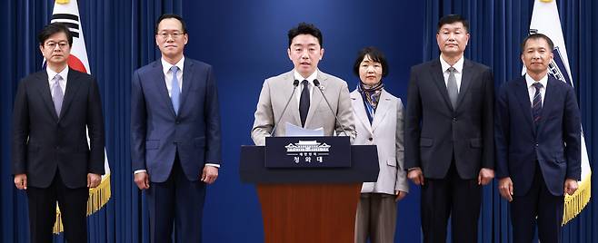 강훈식 비서실장이 21일 청와대 기자회견장에서 이재명 대통령이 새로 임명한 참모들과 인사 관련 브리핑을 하고 있다. 강 비서실장 뒤로 왼쪽부터 홍보소통수석 성기홍 전 연합뉴스 사장, 민정수석비서관 한찬식 김앤장법률사무소 변호사, 사회수석비서관 김경자 우석대 객원교수, 국가안보실 1차장 강건작 대통령직속 미래국방전략위원회 위원, 국가안보실 3차장 송기호 경제안보비서관. /연합뉴스