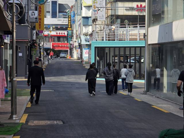 한때 경남 지역 최대 상권으로 이름을 날렸던 진주 로데오상권 현재 모습. 점포 대다수가 공실 상태며 이용객도 거의 없는 상태다. 김현우 기자