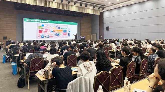 참약사 하남스타약국 최용한 약사가 '의약품과 병용 시너지를 높이는 약국 소포장 건강기능식품'을 주제로 강의하고 있다. 약사공론 DB.