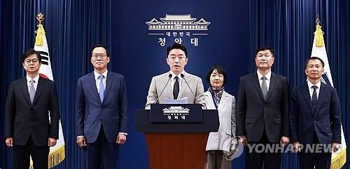 이재명 대통령, 신임 홍보수석 등 임명(서울=연합뉴스) 한상균 기자 = 강훈식 비서실장이 21일 청와대 기자회견장에서 이재명 대통령이 새로 임명한 참모들과 인사 관련 브리핑을 하고 있다. 왼쪽부터 홍보소통수석 성기홍 전 연합뉴스 사장, 민정수석비서관 한찬식 김앤장법률사무소 변호사, 강 비서실장, 사회수석비서관 김경자 우석대 객원교수, 국가안보실 1차장 강건작 대통령직속 미래국방전략위원회 위원, 국가안보실 3차장 송기호 경제안보비서관. 2026.6.21 xyz@yna.co.kr