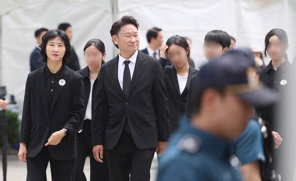 노무현 전 대통령 딸인 노정연 씨와 사위인 곽상언 의원이 23일 오후 경남 김해시 진영읍 봉하마을에서 열린 노무현 전 대통령 17주기 추도식에 참석하고 있다. 2026.5.23. 연합뉴스