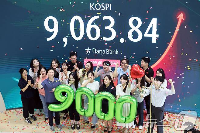 코스피가 사상 처음으로 9000포인트를 돌파 마감한 18일 서울 중구 하나은행 딜링룸에서 직원들이 축하 세리머니를 하고 있다. 이날 코스피는 전 거래일 대비 199.60포인트(2.25%) 오른 9063.84로 마감했다. (공동취재) 2026.6.18 ⓒ 뉴스1 최지환 기자