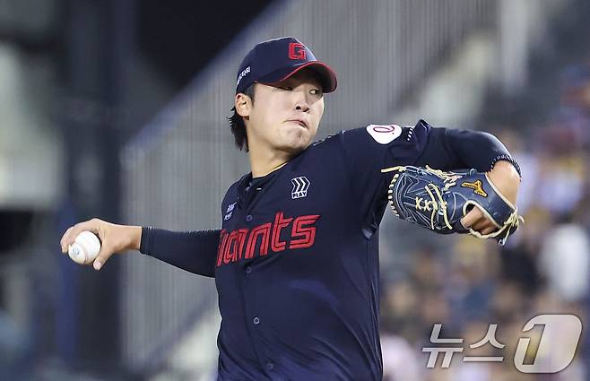 21일 서울 송파구 잠실야구장에서 열린 프로야구 '2025 신한 SOL 뱅크 KBO리그' 롯데 자이언츠와 LG 트윈스의 경기, 롯데 이민석이 6회말 마운드에 올라 역투하고 있다. 2025.8.21 ⓒ 뉴스1 김성진 기자