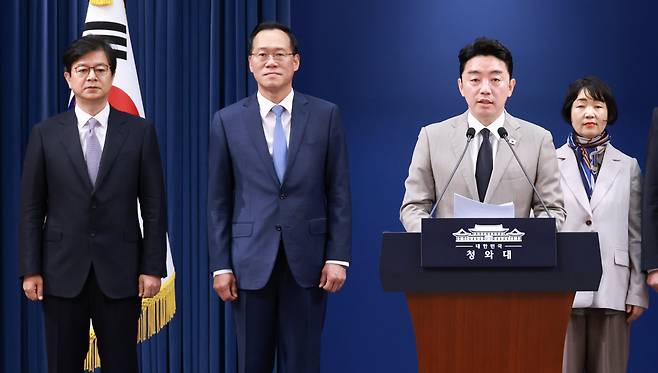 강훈식 비서실장이 21일 청와대 기자회견장에서 이재명 대통령이 새로 임명한 한찬식 민정수석비서관(왼쪽에서 두 번째)을 소개하고 있다. /연합뉴스