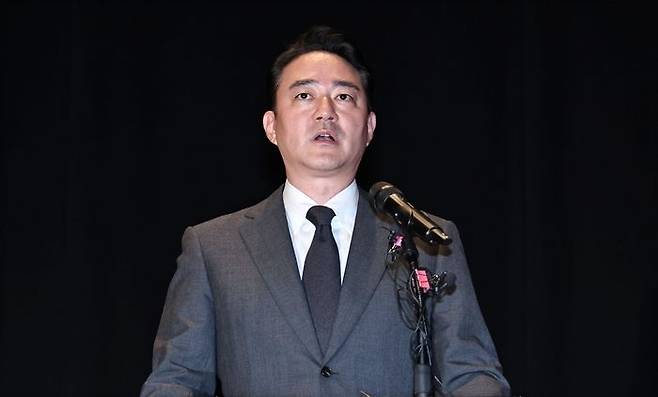 홍정도 중앙그룹 부회장이 15일 서울 마포구 중앙일보빌딩에서 열린 JTBC 등 중앙그룹 일부 계열사의 유동성 위기로 인한 회생 절차 개시 관련 입장 발표 기자회견에서 사과문을 낭독하고 있다.ⓒ연합뉴스
